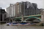 Die 2007 gebaute MONSOON CLIPPER (IMO 94517952) passiert am 09.06.2019 die Southwark Bridge in London. Der High Speed Catamaran ist 38 m lang und für 220 Passagiere zugelassen.