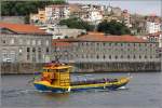 Die CARLOTA DO DOURO (Portugiesisches Kennzeichen: P-242-AL) ist eines der vielen typischen Fahrgastschiffe auf dem Douro in Porto und Vila Nova de Gaia. Sie ist 25 m lang, 6 m breit und bietet 137 Passagieren Platz. 02.05.2015