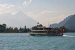 MS Jungfrau luft auf Brienz zu, im Hintergrund die markante Silhouette des Niesen (23.09.2011)