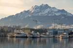 4 Raddampfer und weitere Schiffe in der Winterpause in Luzern, berragt vom Pilatus (2'128 m) - 06.02.2011