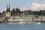 DS  Unterwalden  vor der Front Luzerner Grand Hotels und der Hofkirche (10.08.2013)