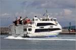 Die 2005 gebaute SNAV ORION (IMO 9305922) verlässt am 26.03.2014 Marina Grande auf Capri. Sie ist 50 m lang, 9 m breit, hat eine GT von 585, eine DWT von 50 t und kann 653 Passagiere beförderen. Heimathafen ist Neapel (Italien). Frühere Namen: BENCHI EXPRESS, SNAV AQUILA, SAELEN.