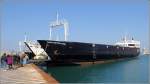 Die 1969 gebaute TOURIST FERRY BOAT SECONDO (IMO 8841383) liegt am 29.03.2014 im Hafen von Casamicciola Terme (Ischia). Sie ist 83 m lang, 10 m breit und hat eine GT von 497. Sie kann 60 Fahrzeuge und 199 Passagiere befördern. Heimathafen ist Neapel (Italien). 