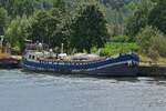 Ein Namenloses Hausboot hat im Albert Kanal am Ufer festgemacht.