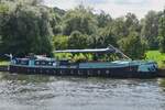 Das Hausboot VENTRE DE LA BALEINE 06000616; liegt auch am Ufer des Albert Kanl vor Anker.