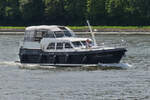 Motor Boot FESTINA LENTE nähert sich der Schleuse Lanaye, muss aber auf stoppen, da sie noch nicht in die Scheusenkammer einfahren darf. 17.07.2024