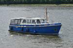 Motorboot AMULET wartet vor der Schleuse Lanaye auf die Schleusung.