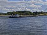 Unser Ausflugschiff kann erst auf dem Albert Kanal, in die Schleuse Lanaye abdrehen, nachdem GMS Rotiri uns den Weg freigemacht hat.