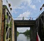 Bevor die Schleusentore geschlossen werden noch einen Rckblick auf den Kanaal Briegden-Neerharen aus der Schleuse Neerharen, L 55,20; B 7,30 m; Fallhhe 8,79 m