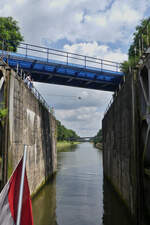 Mittlerweile sind wir bei der 4 Schleusenfahr in die Schleuse Lanaken eingefahren, bevor die Tore geschlossen werden noch einen Blick zurck in Nrdlicher Richtung ber den Kanal Briegden - Neerhagen. 17.07.2024