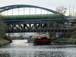 GMS  HENDRIK-D  (06000564 , 85 x 8,20m)  am 26.03.2024 im  TELTOWKANAL  in Berlin-MARIENDORF  Höhe  des ehemaligen Gaswerk Hafens auf Bergfahrt.