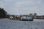 TMS  MARCEL DEYMANN  (02325307 , 105 x 9m) am 01.02.2024 im Oberwasser der  SCHLEUSE ZERBEN  /  ELBE HAVEL KANAL. Das TMS fuhr in die ältere Kammer ein.