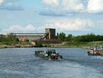 Schubboot  EDDA  (05609510 , 25,66 x 8,19m) am 17.04.2024 im  ELBE-HAVEL-KANAL  zu Berg.
Im Hintergrund das Beton-/Schwellenwerk Güsen und die dazugehörige Eisenbahnbrücke. 