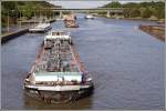 Das Tankmotorschiff ELBETAL (ENI 05101710) luft am 18.09.2005 auf die Schleuse Uelzen I im Elbe-Seitenkanal zu. Sie wurde 1958 gebaut und fuhr frher unter den Namen LUISE HOLERT, DOROTHEA LUFT, ERNST BURMESTER und WILFRIED-B. Lnge: 80,18 m, Breite: 8,21 m, Tiefgang: 2,60 m, Tonnage: 1134 t.