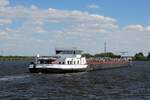 TMS  DETTMER TANK 118  (02332573 , 86 x 9,60m) bog am 14.05.2024 vom  MITTELLANDKANAL zu Berg fahrend nach Steuerbord zur Schleuse Rothensee (RVK) ab.