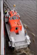 Das Lotsenboot BREIHOLZ ist im NOK lngsseits gegangen und der Lotse geht gerade an Bord. 29.03.2006