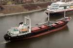 Die 1967 gebaute FIONE (IMO 6802216) aus Panama (2.451 GT) begegnet am 02.04.2006 dem Hurtigruten-Schiff MITDNATSOL im Nord-Ostsee-Kanal.