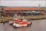 Bei der Lotsenstation Rüsterbergen findet ein Lotsenwechsel für die den gesamten Nord-Ostsee-Kanal durchfahrenden Schiffe statt. Die Lotsenboote SCHÜLP und BREIHOLZ warten auf den nächsten Einsatz. Aufnahmedatum: 29.03.2006