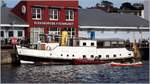 Am Rettungsring, der unterhalb der Brücke hängt, ist noch der Name LIBELLE zu erkennen. Sie wurde 1934 als Fahrgastschiff gebaut und auch als  Butterschiff  eingesetzt. In der ZDF-Fernsehserie  Der Landarzt  kam sie als BENTE zum Einsatz. Heute liegt sie als Wohnschiff in ihrem Heimathafen Flensburg.