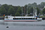 Das Fahrgastschiff VIKING (ENI: 05116850) kommt gerade in Flensburg an, so gesehen in einem verregneten Junitag im Jahr 2024.