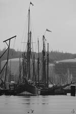 Blick zum historischen Hafen in Flensburg, im Vordergrund die 1916 ursprünglich als segelndes Fischereifahrzeug gebaut RYVAR. (Juni 2024)
