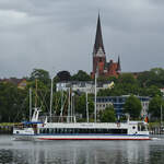 Das Fahrgastschiff VIKING (ENI: 05116850) verlässt den Hafen in Flensburg für eine Rundfahrt. (Juni 2024)