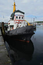 Das 1954 gebaute Schlepp- und Bugsierschiff FLENSBURG ist Teil der Ausstellung im historischen Hafen von Flensburg. (Juni 2024)