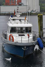 Das Polizeiboot BRUNSWIK war Anfang Juni 2024 im verregneten Flensburg zu sehen.
