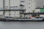 Das Gütermotorschiff UNTERELBE (IMO: 5373696) wurde 1939 gebaut und ist hier im Hafen von Flensburg zu sehen.