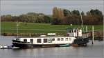 Die FRISIA XIV liegt als Clubschiff im Hafen von Greetsiel. Auf ihr hat der Hafenmeister sein Büro, ein Clubraum und moderne Sanitäranlagen stehen zur Verfügung. Die FRISIA XIV ist ein 1939 gebauter ehemaliger Inselversorger mit einer Länge von 26 m, einer Breite von 6 m und einem Tiefgang von 1,20 m. Sie ist immer noch fahrbereit.
18.10.2014