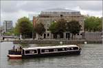 Die MORGANS ROOST ist am 02.06.2014 im Floating Harbour von Bristol unterwegs. Hier passiert sie gerade das Kunstzentrum Arnolfini, ein 1831 als Bush House gebautes Lagerhaus. Die MORGANS ROOST hat zwar das Aussehen eines narrowboats, ist aber breiter als deren maximal 2,1 m. 02.06.2014