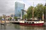 Das Gastroschiff CORRINE MARIN liegt am Narrow Quay in Bristol und beherbergt das Lokal  Under The Stars . 02.06.2012