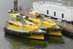 Die Lotsenversetzboote ELBE 3 und 4 am 17.09.25 im Hafen von Cuxhaven. Die Boote dieses Typs gehören zur Kraken 82-Klasse des französischen Herstellers Chantiers Navals Bernard aus Locmiquélic. Sie sind selbstaufrichtend und unsinkbar. Die Boote sind registriert in Cuxhaven und fahren unter deutscher Flagge. Die Lotsenversetzboote ELBE 3 und 4 am 17.09.25 im Hafen von Cuxhaven. Die Boote dieses Typs gehören zur Kraken 82-Klasse des französischen Herstellers Chantiers Navals Bernard aus Locmiquélic. Sie sind selbstaufrichtend und unsinkbar. Die Boote sind registriert in Cuxhaven und fahren unter deutscher Flagge.