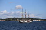 Der Schoner Thor Heyerdahl kam mir bei einer Fahrt am 21.08.2024 auf der Kieler Förde bei Schilksee in Richtung Kiel entgegen.