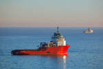 Versorgungsschiff DETECTOR (IMO 9298911) vor dem Jasmund, im Hintergrund die Arkona (IMO 9285811).