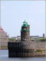 Das sdliche Molenfeuer an der Einfahrt in den Bremer berseehafen ist 12 m hoch und seit 1906 in Betrieb. Links daneben ist die Anzeige des Pegels zu sehen. Aufnahmedatum: 12.05.2008