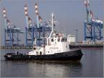 Der URAG-Schlepper ROTESAND (IMO 7625205) ist am 25.09.2011 vor der Stromkaje in Bremerhaven unterwegs, damals noch unter deutscher Flagge mit Heimathafen Bremen. Inzwischen ist die ROTESAND umbenannt worden in NOBLEMAN und unter britscher Flagge mit Heimathafen Hull im Einsatz. Baujahr: 1976, Lnge: 30,38 m, Breite: 8,80 m, Maschinenleistung: 2 x 882 kw = 1.764 kw, Pfahlzug: 34 t. Frherer Name: TESA.