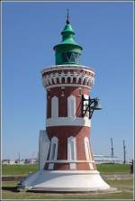 Das Ostfeuer der Kaiserschleuse in Bremerhaven - auch Pingelturm genannt - ist 15 m hoch und seit dem 15.07.1900 in Betrieb. Er sendet ein grnes Licht aus und ist mit einer Nebelglocke ausgerstet. Aufnahmedatum: 14.04.2007