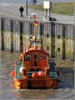 Das 1994 gebaute Lotsenboot KLAASHAHN wendet am 23.02.2014 im Vorhafen der Sportbootschleuse in Bremerhaven. Die KLAASHAHN ist 15 m lang, 4,4 m breit, hat einen Tiefgang von 1,28 m, 2 Maschinen mit je 245 kw, Geschwindigkeit 18 kn max.