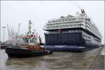 Die MEIN SCHIFF 1 (IMO 9106297) läuft am 24.04.2014 mit Unterstützung des Schleppers BUGSIER 6 (IMO 9376218) in die Nordschleuse in Bremerhaven ein. Sie muss zu Klasse-Arbeiten in die Lloyd Werft, wo das 1996 gebaute Schiff 2009 umgebaut wurde. Die MEIN SCHIFF 1 ist 262,5 m lang, 32 m breit, hat eine GT von 76.998 und eine DWT von 6.500 t. Sie bietet 1.924 Passagieren und 780 Besatzungsmitgliedern Platz. Heimathafen ist Valletta (Malta). Frühere Namen: GALAXY, CELEBRITY GALAXY, 
MEIN SCHIFF.
