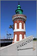 Nach dem Neubau der Kaiserschleuse in Bremerhaven musste auch die Befeuerung geändert werden. Dadurch wurde das Licht des 1900 gebauten und im Volksmund so genannten Pingelturms überflüssig. Seine Aufgabe übernahm ein moderner Gittermast (siehe Bild ID 37694). Der Turm steht unter Denkmalschutz. 30.05.2014