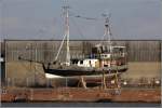 Die WILHELM PETER steht auf der Kaje des Fischereihafens in Bremerhaven. Der ehemalige Kriegsfischkutter KFK 185 lag lange Jahre im Fischereihafen 1 in Bremerhaven und wurde von den Eignern als schwimmende Gaststätte und Wohnung genutzt. Um ein drohendes Versinken zu vermeiden, wurde es kürzlich an Land gesetzt. 28.02.2015