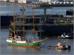 Die ALEXANDER VON HUMBOLDT wird am 18.04.2015 von den beiden Schleppern GREIF und FORTUNA aus der Fischereihafenschleuse in Bremerhaven geschleppt. Die alte ALEX wurde in den vergangenen Monaten zu einem Hotel- und Restaurantschiff umgebaut und erhält ihren wohl letzten Liegeplatz in Bremen.