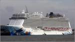 Die 2015 auf der Meyer Werft in Papenburg gebaute NORWEGIAN ESCAPE (IMO 9677076) liegt zur Endausrüstung an der Columbuskaje in Bremerhaven. Sie ist 326 m lang, 41,4 m breit, hat eine GT von 164.600 und eine DWT von 12.000 t. Auf ihr finden 4.266 Passagiere und ca. 1.700 Besatzungsmitglieder Platz. 05.10.2015