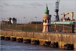 Der Pingelturm, das ehemalige Leuchtfeuer Kaiserschleuse Ost in Bremerhaven in der der Abendsonne des 23.03.2016.