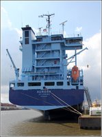 Die 2001 gebaute AURORA (IMO 9234989) liegt im Fischereihafen 2 in Bremerhaven. Sie ist 134,42 m lang und 22,50 m breit, hat eine GT/BRZ von 9.981, eine DWT von 11.384 und eine Kapazität von 868 TEU. Heimathafen ist St. John's (Antigua and Barbuda). Hier eine Aufnahme des Hecks vom 29.06.2016