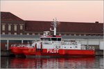 Der 2004 gebaute Lotsenversetzer WANGEROOG (IMO 8993887) liegt am 07.09.2016 unter rötlichem Himmel im Fischereihafen 2 ihres Heimathafens Bremerhaven. Die WANGEROOG ist 23,97 m lang und 13 m breit.