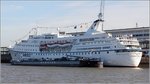 Die 1966 gebaute OCEAN MAJESTY (IMO 6602898) liegt am 31.08.2016 an der Columbuskaje in Bremerhaven. Sie ist 135 m lang, 19 m breit, hat eine GT/BRZ von 10.417 und bietet 621 Passagieren sowie 235 Besatzungsmitgliedern Platz. Heimathafen ist Madeira (Portugal). Frühere Namen: JUAN MARCH, SOL CHRISTIANA, KYPROS STAR, OLYMPIC, HOMERIC. 
Auf dem Foto liegt die PIZ BEVER (ENI 04810470) zum bebunkern längsseits.