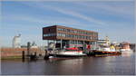 Am Lotsenhaus in Bremerhaven sind die Lotsenversetzer VISIRGIS und WESERLOTSE sowie der Seenotrettungskreuzer HERMANN RUDOLF MEYER stationiert. Links im Bild sind Gebäude der Havenwelten zu erkennen. 24.03.2017