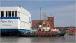 Der 1992 gebaute Schlepper BUGSIER 17 (IMO 9036234) bei der PETER PAN im Kaiserhafen I in Bremerhaven. Die BUGSIER 17 ist 28,30 m lang und 9,00 m breit, die Maschinenleistung beträgt 2.250 kW und der Pfahlzug 31 t. Heimathafen ist Hamburg. 30.03.2018